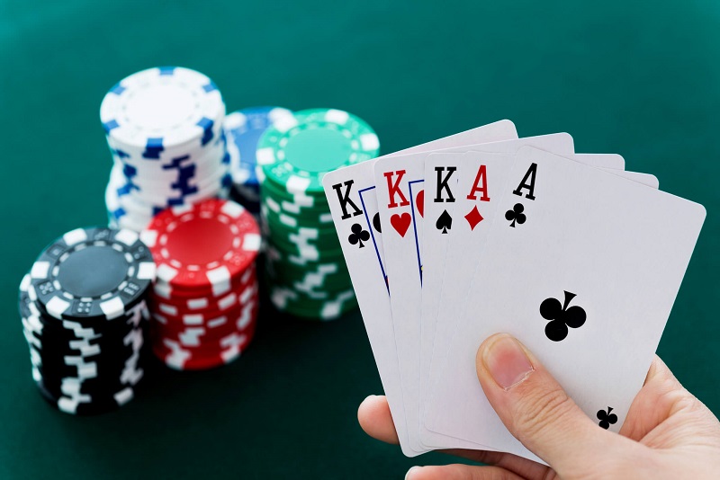 Poker Là Gì? Luật Chơi Poker Có Khó Không?